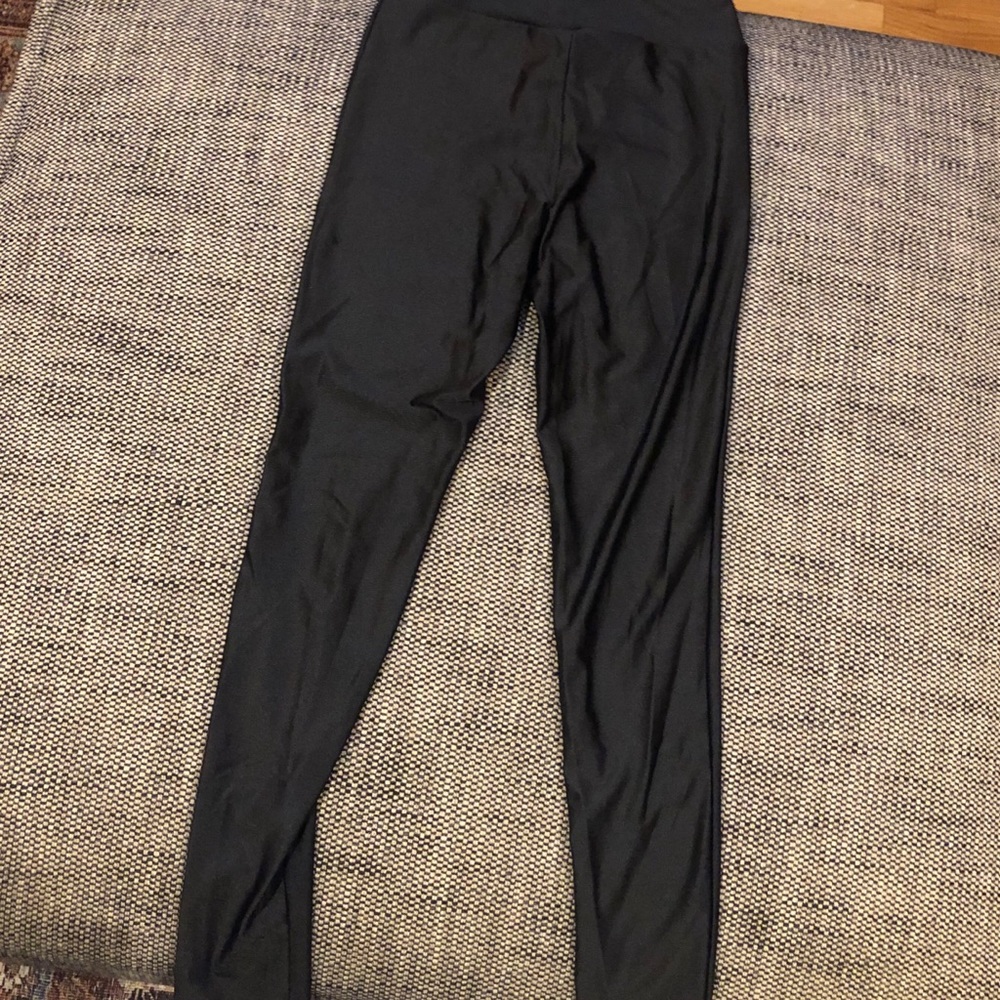 Forever 21 black shiny legging 🍄